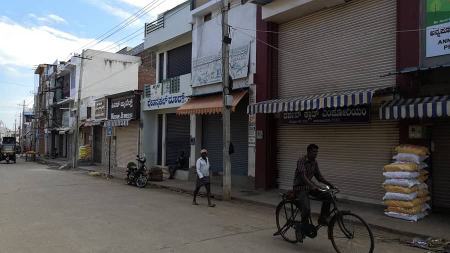 ಚಾಮರಾಜನಗರದಲ್ಲಿ ವಾರಾಂತ್ಯ ಕರ್ಫ್ಯೂ ಜಾರಿಯಲ್ಲಿರುವ ಕಾರಣಕ್ಕೆ ಅಂಗಡಿ–ಮುಗಟ್ಟುಗಳನ್ನು ಮುಚ್ಚಲಾಗಿದೆ.