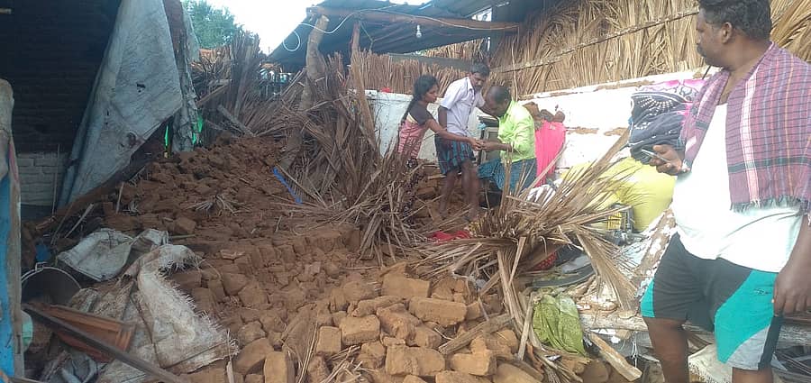 ಬಾಣಗೆರೆ ಗ್ರಾಮದಲ್ಲಿ ಮನೆ ಗೋಡೆ ಕುಸಿದಿರುವುದು