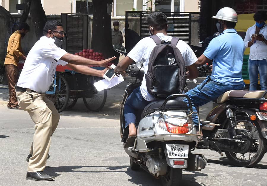 ಬೆಂಗಳೂರಿನ ಬಸವೇಶ್ವರ ನಗರದಲ್ಲಿ ಸಂಚಾರ ನಿಯಮ ಉಲ್ಲಂಘಿಸಿದ ಬೈಕ್ ತಡೆಯಲು ಟ್ರಾಫಿಕ್ ಪೊಲೀಸರು ಪ್ರಯತ್ನಿಸಿದರು– ಸಂಗ್ರಹ ಚಿತ್ರ