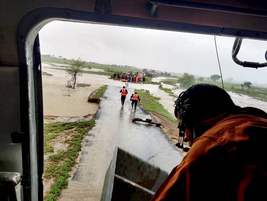 ಮಧ್ಯಪ್ರದೇಶದಲ್ಲಿ ಭಾರಿ ಮಳೆ, ಪ್ರವಾಸ ಸ್ಥಿತಿ ಕಂಡುಬಂದಿದ್ದ ಶಿವಪುರಿ ಜಿಲ್ಲೆಯಲ್ಲಿ ಭಾರತೀಯ ವಾಯುಪಡೆ ಸಿಬ್ಬಂದಿ ರಕ್ಷಣಾ ಕಾರ್ಯದಲ್ಲಿ ನಿರತರಾಗಿರುವುದು (ಸಂಗ್ರಹ ಚಿತ್ರ).