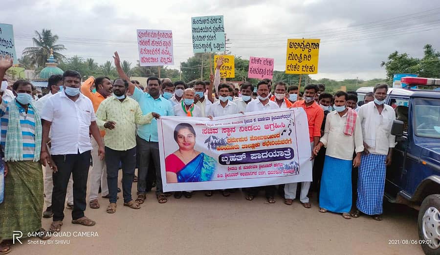 ಧರ್ಮಪುರದ ಕಣಜನಹಳ್ಳಿ ವೃತ್ತದಲ್ಲಿ ಶುಕ್ರವಾರ ಬಿಜೆಪಿ ಕಾರ್ಯಕರ್ತರು ಮತ್ತು ಬೆಂಬಲಿಗರು ಶಾಸಕಿ ಕೆ.ಪೂರ್ಣಿಮಾ ಶ್ರೀನಿವಾಸ ಅವರಿಗೆ ಸಚಿವ ಸ್ಥಾನ ನೀಡಬೇಕು ಎಂದು ಆಗ್ರಹಿಸಿ ಧರ್ಮಪುರದಿಂದ ಹಿರಿಯೂರಿಗೆ ಪಾದಯಾತ್ರೆ ನಡೆಸಿದರು.