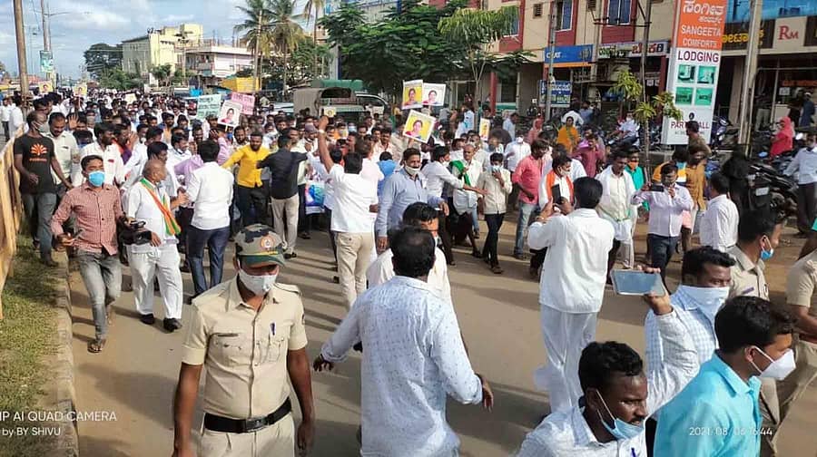 ಶಾಸಕಿ ಪೂರ್ಣಿಮಾ ಶ್ರೀನಿವಾಸ್ ಅವರಿಗೆ ಸಚಿವ ಸ್ಥಾನ ನೀಡುವಂತೆ ಒತ್ತಾಯಿಸಿ ಹಿರಿಯೂರಿನಲ್ಲಿ ಶುಕ್ರವಾರ ಅಭಿಮಾನಿಗಳು ಬೃಹತ್ ಪ್ರತಿಭಟನೆ ನಡೆಸಿದರು (ಎಡಚಿತ್ರ). ಪ್ರತಿಭಟನೆಯ ವೇಳೆ ಅಭಿಮಾನಿಗಳು ಉರುಳುಸೇವೆ ಮಾಡಿದರು.