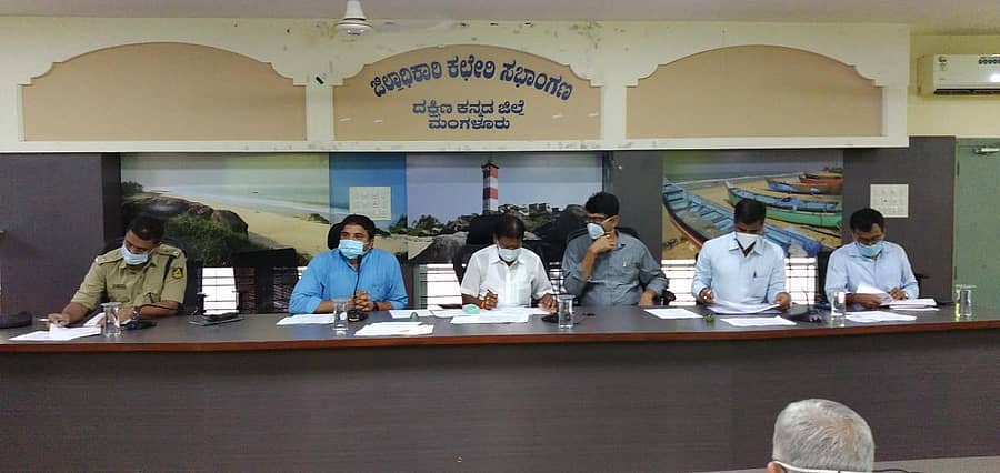 ಮಂಗಳೂರಿನ ಜಿಲ್ಲಾಧಿಕಾರಿ ಕಚೇರಿ ಸಭಾಂಗಣದಲ್ಲಿ ಶುಕ್ರವಾರ ನಡೆದ ಸಭೆಯಲ್ಲಿ ಸಚಿವ ಎಸ್‌. ಅಂಗಾರ ಮಾತನಾಡಿದರು.