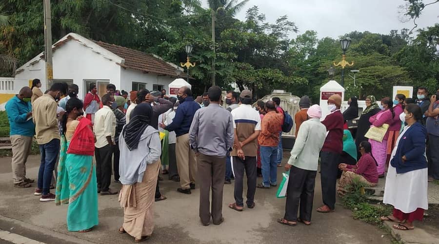 ಕೋವಿಡ್‌ ಲಸಿಕೆಗೆ ಆಗ್ರಹಿಸಿ ಹಾಸನ ಜಿಲ್ಲಾಧಿಕಾರಿ ಆರ್.ಗಿರೀಶ್‌ ನಿವಾಸದ ಎದುರು ಸಾರ್ವಜನಿಕರು ಪ್ರತಿಭಟನೆ ನಡೆಸಿದರು