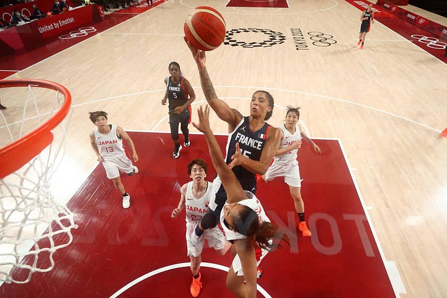 ಜಪಾನ್ ವಿರುದ್ಧದ ಸೆಮಿಫೈನಲ್ ಪಂದ್ಯದಲ್ಲಿ ಫ್ರಾನ್ಸ್ನ ಗ್ಯಾಬ್ರಿಲಾ ವಿಲಿಯಮ್ಸ್ (ಮಧ್ಯ) ಚೆಂಡನ್ನು ಬ್ಯಾಸ್ಕೆಟ್ ಮಾಡಲು ಪ್ರಯತ್ನಿಸಿದರು –ಎಎಫ್ಪಿ ಚಿತ್ರ