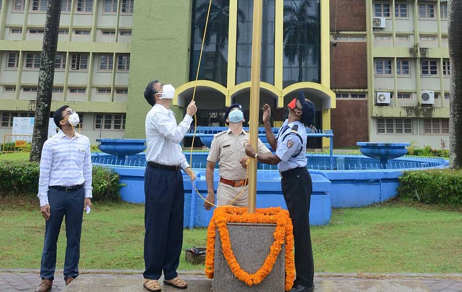 ಎನ್ಐಟಿಕೆ ಸಂಸ್ಥಾಪನಾ ದಿನದ ಅಂಗವಾಗಿ ಉಪ ನಿರ್ದೇಶಕ ಪ್ರೊ.ಅನಂತನಾರಾಯಣ ಅವರು ಧ್ವಜಾರೋಹಣ ನೆರವೇರಿಸಿದರು.