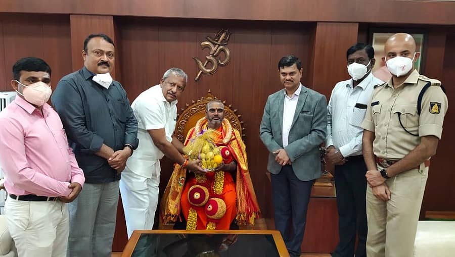 ಹರಿಹರ ತಾಲ್ಲೂಕಿನ ಬೆಳ್ಳೂಡಿ ಗ್ರಾಮದ ಕಾಗಿನೆಲೆ ಕನಕ ಪೀಠದ ಶಾಖಾ ಮಠಕ್ಕೆ ಸಚಿವ ಬೈರತಿ ಬಸವರಾಜ ಭೇಟಿ ನೀಡಿ ನಿರಂಜನಾನಂದ ಸ್ವಾಮೀಜಿ ಅವರ ಆಶೀರ್ವಾದ ಪಡೆದರು.