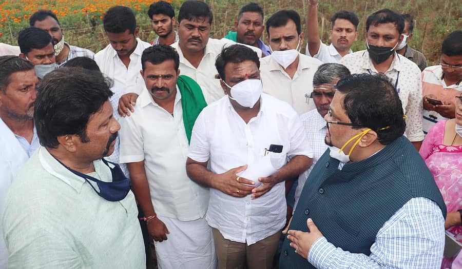 ಕುಮಾರಪಟ್ಟಣ ಸಮೀಪದ ಮಾಕನೂರು ಗ್ರಾಮದ ನೆರೆ ಪೀಡಿತ ರೈತರ ಜಮೀನಿಗೆ ಶುಕ್ರವಾರ ಸಚಿವ ಬಿ.ಸಿ.ಪಾಟೀಲ ಭೇಟಿ ನೀಡಿ ಮಾಹಿತಿ ಪಡೆದರು. ಶಾಸಕ ಅರುಣಕುಮಾರ, ಪೂಜಾರ, ಜಿಲ್ಲಾಧಿಕಾರಿ ಸಂಜಯ ಶೆಟ್ಟೆಣ್ಣವರ, ರೈತ ಮುಖಂಡ ಈರಣ್ಣ ಹಲಗೇರಿ ಇದ್ದಾರೆ.