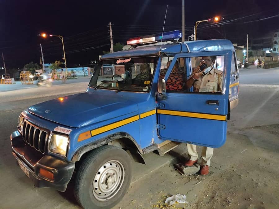 ಪೊಲೀಸರು ಶುಕ್ರವಾರ ರಾತ್ರಿ ಧ್ವನಿವರ್ಧಕದ ಮೂಲಕ ಸಾರ್ವಜನಿಕರಿಗೆ ಹಾಗೂ ವ್ಯಾಪಾರಿಗಳಿಗೆ ವಾರಾಂತ್ಯ ಹಾಗೂ ರಾತ್ರಿ ಕರ್ಫ್ಯೂ ಬಗ್ಗೆ ಮಾಹಿತಿ ನೀಡಿದರು