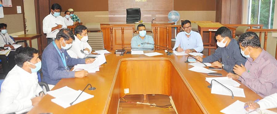 ಕೊಪ್ಪಳ ಜಿಲ್ಲಾಧಿಕಾರಿ ಕಚೇರಿ ಸಭೆಯಲ್ಲಿ ಸ್ವಾತಂತ್ರೋತ್ಸವ ಅಮೃತ ಮಹೋತ್ಸವದ ನಿಮಿತ್ತ ತಹಶೀಲ್ದಾರ್ ಅವರಿಗೆ ಹಮ್ಮಿಕೊಂಡಿದ್ದ ಸಭೆಯಲ್ಲಿ ಜಿಲ್ಲಾಧಿಕಾರಿ ವಿಕಾಸ್ ಕಿಶೋರ್ ಸುರಳ್ಕರ್ ಮಾತನಾಡಿದರು