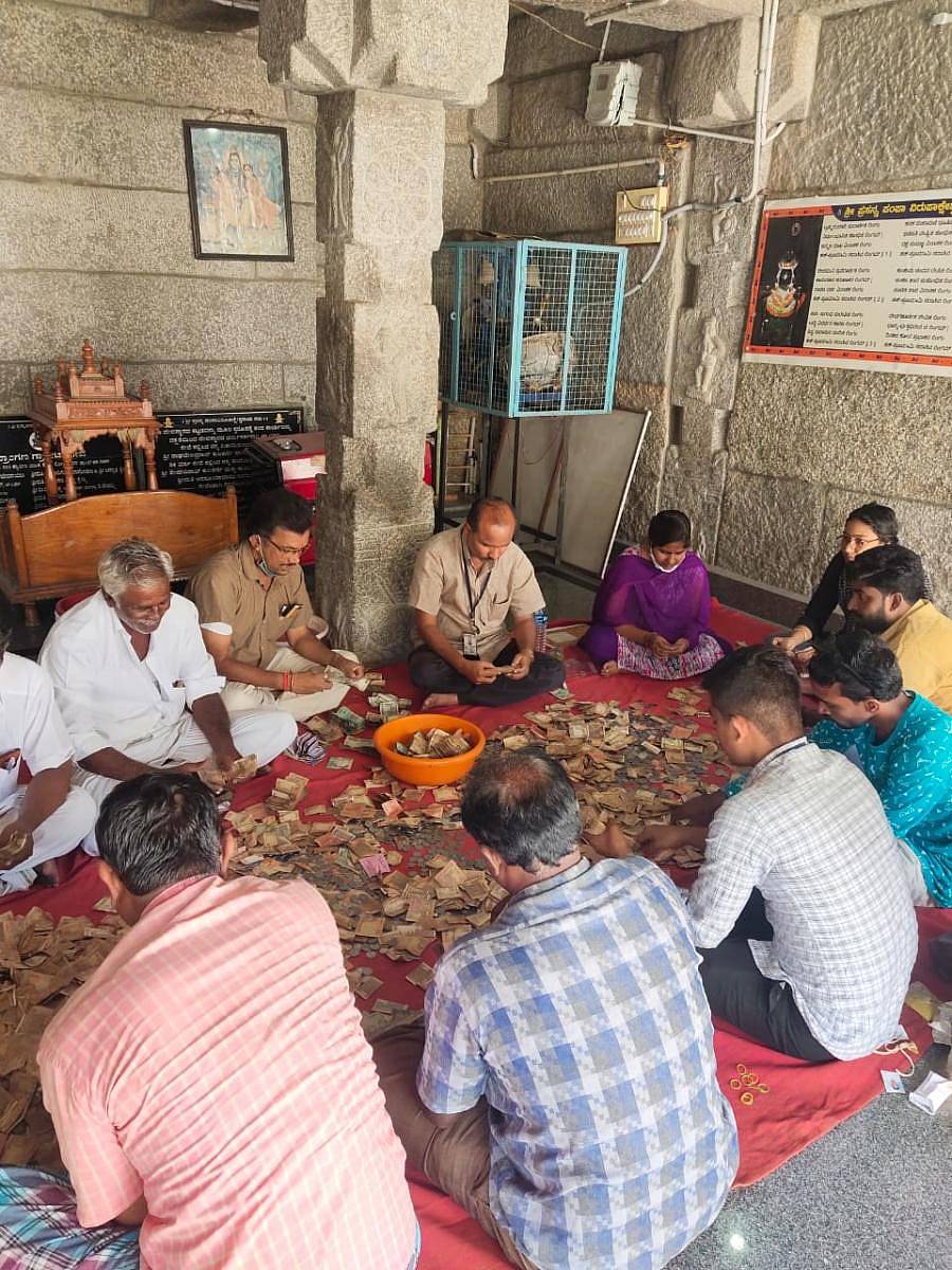 ಗಂಗಾವತಿ ನಗರದ ಹಿರೇಜಂತಕಲ್ ಸಮೀಪದ ಪ್ರಸನ್ನ ಪಂಪಾ ವಿರುಪಾಕ್ಷೇಶ್ವರ ದೇವಸ್ಥಾನದ ಹುಂಡಿ ಹಣ ಎಣಿಕೆ ಕಾರ್ಯ ಶನಿವಾರ ನಡೆಯಿತು