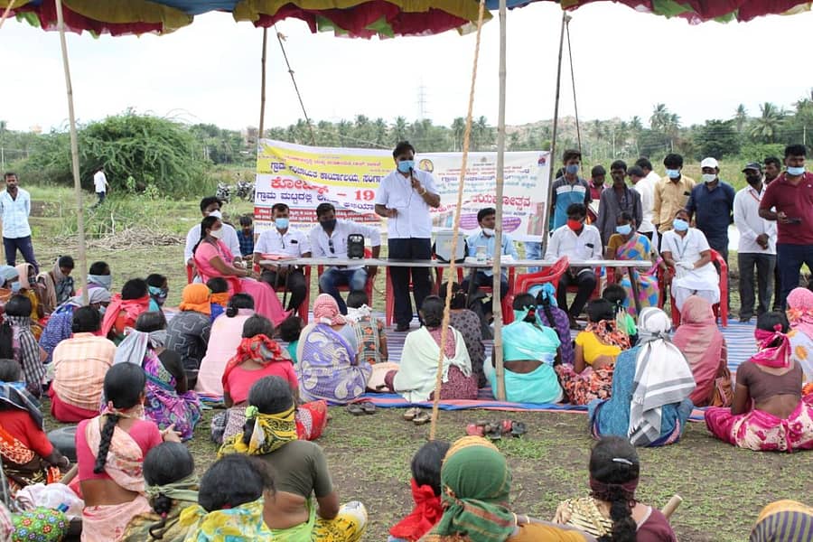 ಗಂಗಾವತಿ ತಾಲ್ಲೂಕಿನ ಸಂಗಾಪುರ ಗ್ರಾ.ಪಂ ವ್ಯಾಪ್ತಿಯ ಲಕ್ಷ್ಮೀ ನಾರಾಯಣ ಕೆರೆ ಪ್ರದೇಶದಲ್ಲಿ ನಡೆದ ಮಹಿಳಾ ಕಾಯಕೋತ್ಸವ ಅಭಿಯಾನದಲ್ಲಿ ತಾ.ಪಂ ಇಒ ಡಾ.ಡಿ.ಮೋಹನ್ ಮಾತನಾಡಿದರು