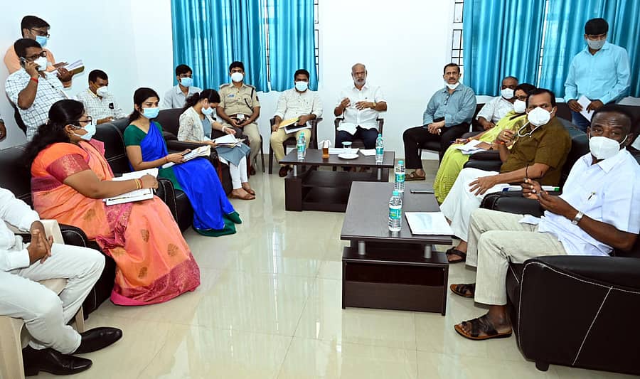 ಜಿಲ್ಲೆಯಲ್ಲಿ ನೆರೆ ಮತ್ತು ಭೂಕುಸಿತದಿಂದ ಆಗಿರುವ ಹಾನಿಯ ಬಗ್ಗೆ ಜಿಲ್ಲಾ ಉಸ್ತುವಾರಿ ಸಚಿವ ಶಿವರಾಮ ಹೆಬ್ಬಾರ ಶನಿವಾರ ಕಾರವಾರದಲ್ಲಿ ಮಾಹಿತಿ ಪಡೆದುಕೊಂಡರು. ವಿಧಾನಪರಿಷತ್ ಸದಸ್ಯ ಶಾಂತರಾಮ ಸಿದ್ದಿ, ಶಾಸಕರಾದ ರೂಪಾಲಿ ನಾಯ್ಕ, ದಿನಕರ ಶೆಟ್ಟಿ, ನಗರಸಭೆ ಅಧ್ಯಕ್ಷ ಡಾ.ನಿತಿನ್ ಪಿಕಳೆ, ಜಿಲ್ಲಾಧಿಕಾರಿ ಮುಲ್ಲೈ ಮುಗಿಲನ್, ಎಸ್.ಪಿ. ಶಿವಪ್ರಕಾಶ ದೇವರಾಜು, ಉಪ ವಿಭಾಗಾಧಿಕಾರಿಗಳು ಇದ್ದಾರೆ.