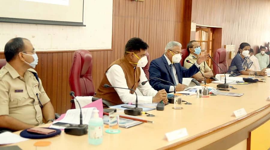 ಬೆಳಗಾವಿಯಲ್ಲಿ ಶನಿವಾರ ನಡೆದ ಸಭೆಯಲ್ಲಿ ಉಪ ಲೋಕಾಯುಕ್ತ ಬಿ.ಎಸ್. ಪಾಟೀಲ ಮಾತನಾಡಿದರು. ಎಸ್ಪಿ ಲಕ್ಷ್ಮಣ ನಿಂಬರಗಿ, ಜಿಲ್ಲಾಧಿಕಾರಿ ಎಂ.ಜಿ. ಹಿರೇಮಠ, ಪೊಲೀಸ್ ಆಯುಕ್ತ ಕೆ.ತ್ಯಾಗರಾಜನ್ ಇದ್ದಾರೆ