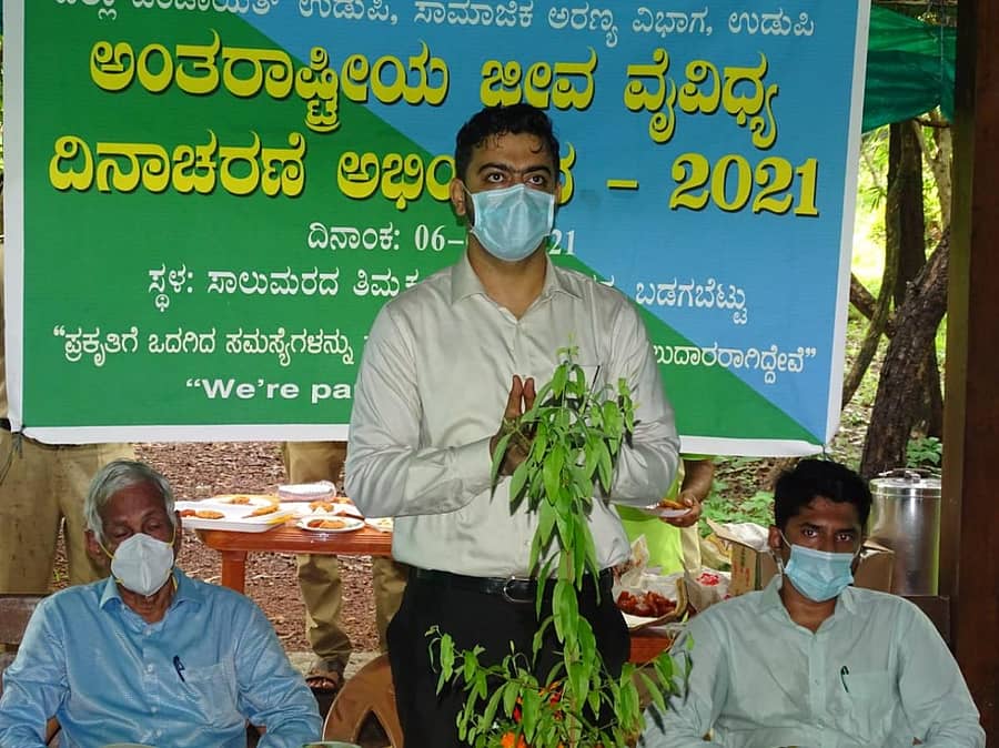 ಶನಿವಾರ ಮಣಿಪಾಲದ ಬಡಗಬೆಟ್ಟು ಸಾಲುಮರದ ತಿಮ್ಮಕ್ಕ ವೃಕ್ಷ ಉದ್ಯಾನದಲ್ಲಿ ನಡೆದ ಜೀವವೈವಿಧ್ಯ ದಿನಾಚರಣೆಯಲ್ಲಿ ಜಿಲ್ಲಾ ಪಂಚಾಯಿತಿ ಸಿಇಒ ಡಾ.ವೈ.ನವೀನ್ ಭಟ್ ಮಾತನಾಡಿದರು.