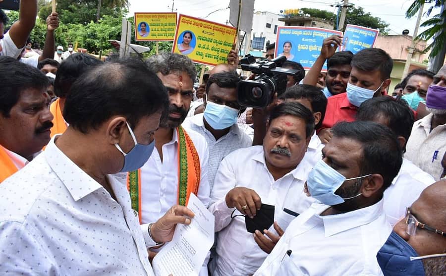 ಶಾಸಕಿ ಪೂರ್ಣಿಮಾ ಅವರಿಗೆ ಸಚಿವ ಸ್ಥಾನ ಕೈತಪ್ಪಿದ ಹಿನ್ನೆಲೆಯಲ್ಲಿ ತಾಲ್ಲೂಕು ಯಾದವ ಕ್ಷೇಮಾಭಿವೃದ್ಧಿ ಸಂಘದ ಸದಸ್ಯರು ಕೋಲಾರದಲ್ಲಿ ಶನಿವಾರ ಜಿಲ್ಲಾ ಉಸ್ತುವಾರಿ ಸಚಿವ ಮುನಿರತ್ನ ಅವರಿಗೆ ಘೇರಾವ್ ಹಾಕಿ ಪ್ರತಿಭಟನೆ ಮಾಡಿದರು