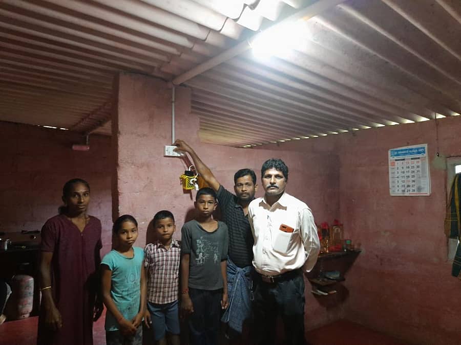 ಹೆಗ್ಗುಂಜೆಯ ಮುರಾರಿ ಮರಾಠೆ ಹಾಗೂ ಪ್ರಭಾವತಿ ದಂಪತಿ ಮನೆಗೆ ಸೆಲ್ಕೊ ಸಂಸ್ಥೆಯಿಂದ ಸೋಲಾರ್ ವಿದ್ಯುತ್ ಉಪಕರಣ ಅಳವಡಿಸಲಾಯಿತು.