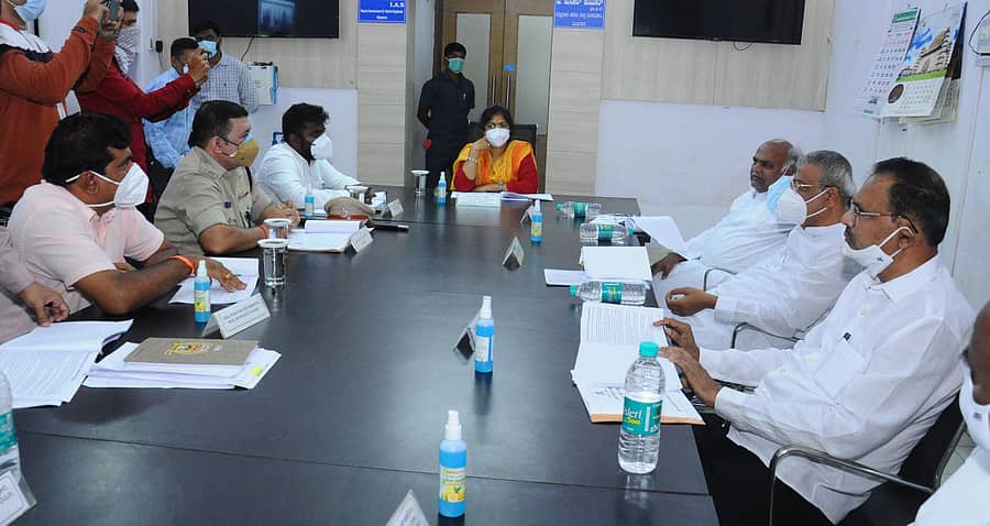 ವಿಜಯಪುರ ಜಿಲ್ಲಾಧಿಕಾರಿ ಕಚೇರಿ ಸಭಾಂಗಣದಲ್ಲಿ ಶನಿವಾರ ನಡೆದ ಅಧಿಕಾರಿಗಳು ಹಾಗೂ ಜನಪ್ರತಿನಿಧಿಗಳ ಸಭೆಯಲ್ಲಿ ಸಚಿವೆ ಶಶಿಕಲಾ ಜೊಲ್ಲೆ ಮಾತನಾಡಿದರು