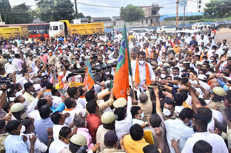 ಸಚಿವ ಶಂಕರ ಪಾಟೀಲ ಮುನೇನಕೊಪ್ಪ ಅವರಿಗೆ ಹುಬ್ಬಳ್ಳಿ ನಗರದ ವಿಮಾನ ನಿಲ್ದಾಣದ ಹೊರಭಾಗದಲ್ಲಿ ಬಿಜೆಪಿ ಕಾರ್ಯಕರ್ತರು, ಅಭಿಮಾನಿಗಳು ಅದ್ಧೂರಿಯಾಗಿ ಸ್ವಾಗತಿಸಿದರು.