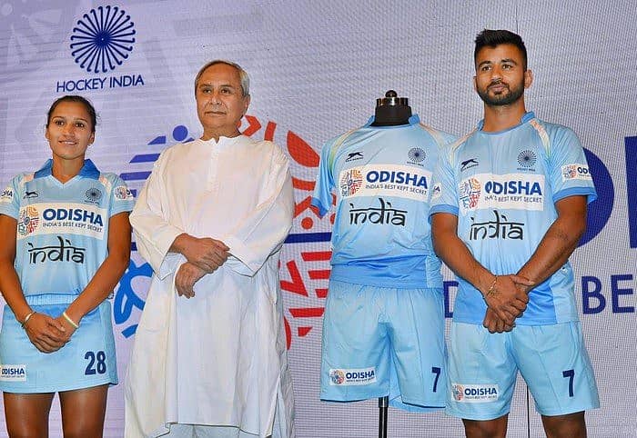 ಭಾರತ ಮಹಿಳಾ ಹಾಕಿ ತಂಡದ ನಾಯಕಿ ರಾಣಿ ರಾಂಪಾಲ್ (ಎಡಬದಿಯಲ್ಲಿ) ಮತ್ತು ಪುರುಷ ಹಾಕಿ ತಂಡದ ನಾಯಕ ಮನಪ್ರೀತ್ ಸಿಂಗ್ (ಬಲಭಾಗದಲ್ಲಿ) ಜೊತೆಗೆ ಒಡಿಶಾ ಮುಖ್ಯಮಂತ್ರಿ ನವೀನ್ ಪಾಟ್ನಾಯಕ್.