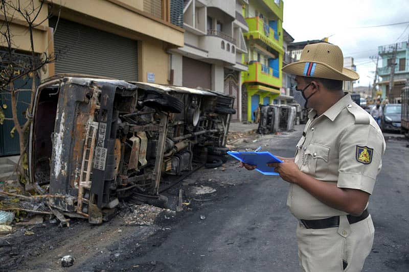 ಗಲಭೆ ನಡೆದಿರುವ ಸ್ಥಳದಲ್ಲಿ ಪೊಲೀಸರು ಮಹಜರು ನಡೆಸಿರುವ ಸಂಗ್ರಹ ಚಿತ್ರ