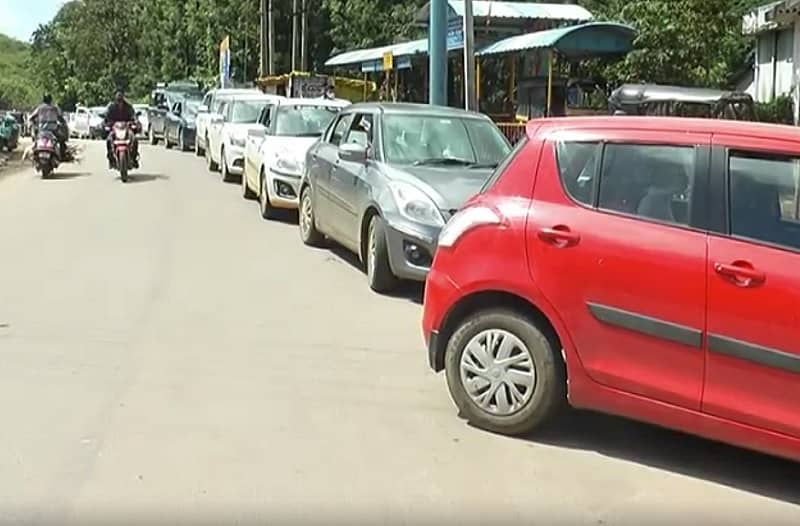 ಕೈಮರ ಚೆಕ್ ಪೋಸ್ಟ್ ಬಳಿ ಸಾಲುಗಟ್ಟಿ ನಿಂತಿದ್ದ ಪ್ರವಾಸಿ ವಾಹನಗಳು