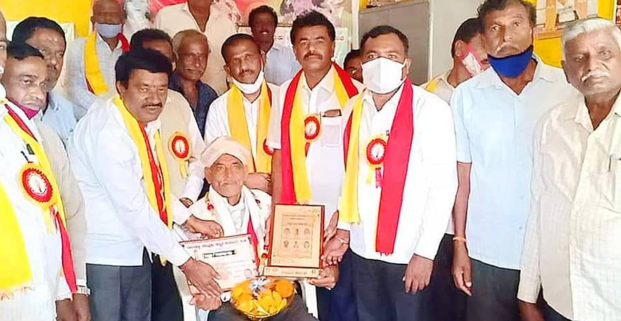 ವಿಜಯಪುರದ ಕನ್ನಡ ಕಲಾವಿದರ ಸಂಘದ ಕಚೇರಿಯಲ್ಲಿ ಆಯೋಜಿಸಿದ್ದ ಕನ್ನಡ ದೀಪ ಕಾರ್ಯಕ್ರಮದಲ್ಲಿ ಕಲಾವಿದ ಸುಬ್ಬರಾಯಪ್ಪ ಅವರನ್ನು ಸನ್ಮಾನಿಸಲಾಯಿತು