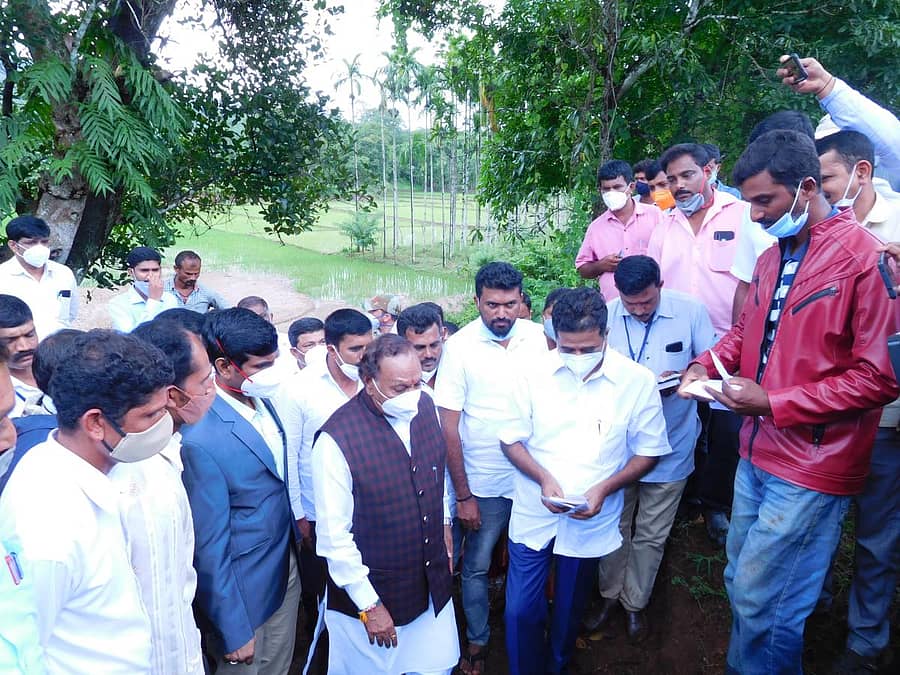ಆನಂದಪುರ ಸಮೀಪದ ಚೆನ್ನಶೆಟ್ಟಿಕೊಪ್ಪದಲ್ಲಿ ನೆರೆ ಹಾನಿ ಪ್ರದೇಶಗಳನ್ನು ಸಚಿವ ಕೆ.ಎಸ್. ಈಶ್ವರಪ್ಪ ಪರಿಶೀಲಿಸಿದರು
