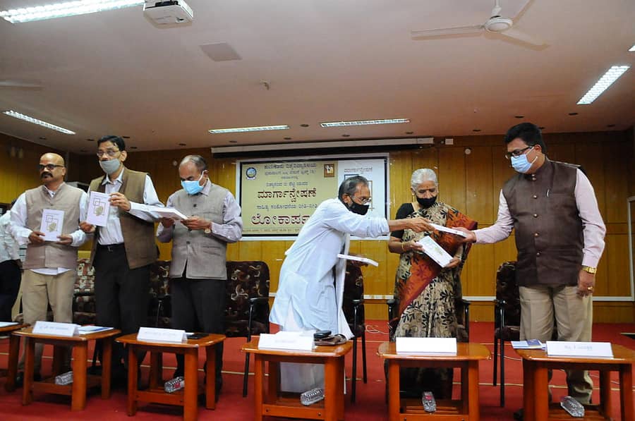 ತುಮಕೂರಿನಲ್ಲಿ ಪ್ರೊ.ನಿತ್ಯಾನಂದ ಬಿ ಶೆಟ್ಟಿ ಅವರ ‘ಮಾರ್ಗಾನ್ವೇಷಣೆ’ ಕೃತಿಯನ್ನು ವಿಮರ್ಶಕ ಎಸ್.ಆರ್.ವಿಜಯಶಂಕರ ಬಿಡುಗಡೆ ಮಾಡಿದರು. ವಿ.ವಿ ಕುಲಪತಿ ಪ್ರೊ.ವೈ.ಎಸ್.ಸಿದ್ದೇಗೌಡ, ಕವಿ ರಘುನಂದನ, ಕನ್ನಡ ಸಾಹಿತ್ಯ ಪರಿಷತ್ ಜಿಲ್ಲಾ ಘಟಕದ ಅಧ್ಯಕ್ಷೆ ಬಾ.ಹ.ರಮಾಕುಮಾರಿ, ಕುಲಸಚಿವ ಪ್ರೊ.ಕೆ.ಶಿವಚಿತ್ತಪ್ಪ ಇದ್ದಾರೆ