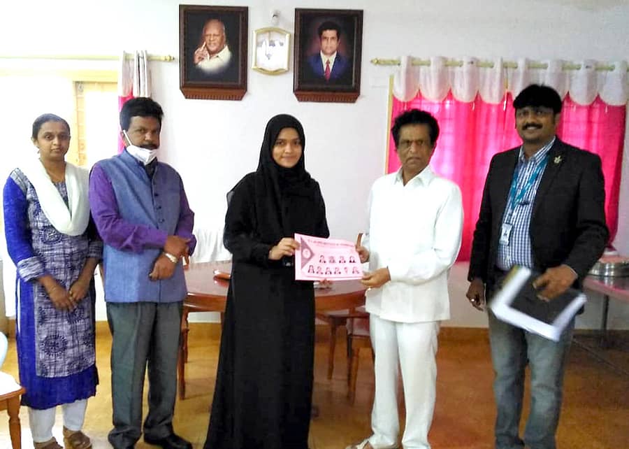 ಆರ್.ಎಲ್. ಜಾಲಪ್ಪ ಕಾಲೇಜಿನ ವಿದ್ಯಾರ್ಥಿನಿ ಜವೇರಿಯಾ ಫಾತಿಮಾ ಅವರನ್ನು ಅಭಿನಂದಿಸಲಾಯಿತು
