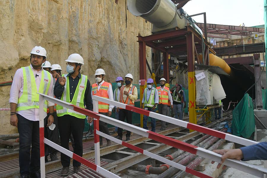 ಡೇರಿ ವೃತ್ತದ ಬಳಿ ನಡೆಯುತ್ತಿರುವ ಮೆಟ್ರೊ ಸುರಂಗ ಕೊರೆಯುವ ಕಾಮಗಾರಿಯನ್ನು ಸಂಸದ ತೇಜಸ್ವಿ ಸೂರ್ಯ ಶನಿವಾರ ಪರಿಶೀಲಿಸಿದರು. ಬಿಎಂಆರ್ಸಿಎಲ್ ವ್ಯವಸ್ಥಾಪಕ ನಿರ್ದೇಶಕ ಅಂಜುಮ್ ಪರ್ವೇಜ್ ಮತ್ತು ಇತರ ಅಧಿಕಾರಿಗಳು ಇದ್ದರು ಪ್ರಜಾವಾಣಿ ಚಿತ್ರ