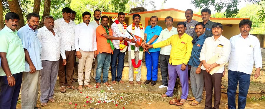 ದೇವನಹಳ್ಳಿ ತಾಲ್ಲೂಕಿನ ಲಕ್ಷ್ಮೀಪುರ ಆಂಜನೇಯಸ್ವಾಮಿ ದೇವಸ್ಥಾನದ ಆವರಣದಲ್ಲಿ ಆವತಿ ಬಿಜೆಪಿ ಮಹಾಶಕ್ತಿ ಕೇಂದ್ರದಿಂದ ಹಮ್ಮಿಕೊಂಡಿದ್ದ ಸಮಾರಂಭದಲ್ಲಿ ಕೇಂದ್ರದ ಅಧ್ಯಕ್ಷ ಮುನಿಕೃಷ್ಣಪ್ಪ (ತಮ್ಮಯ್ಯ) ಪದವಿ ಸ್ವೀಕರಿಸಿದರು