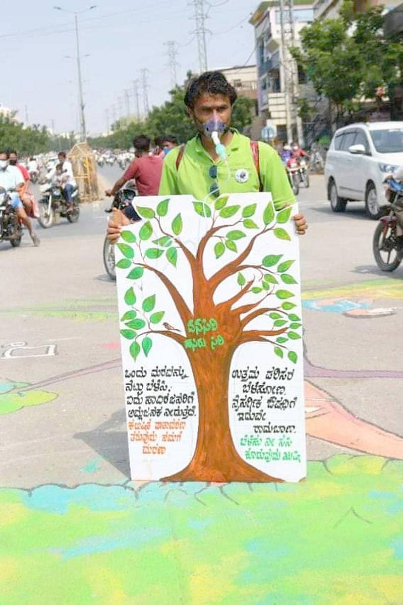 ಮರ ಕಡಿಯದಂತೆ ಜಾಗೃತಿ ಮೂಡಿಸಿದ ಅಮರೇಗೌಡ