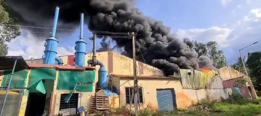 ಬೆಂಕಿ ಆಕಸ್ಮಿಕದಿಂದ ಹೊತ್ತಿ ಉರಿಯುತ್ತಿರುವ ಗೋದಾಮಿನಲ್ಲಿದ್ದ ಪ್ಲಾಸ್ಟಿಕ್ ವಸ್ತುಗಳು