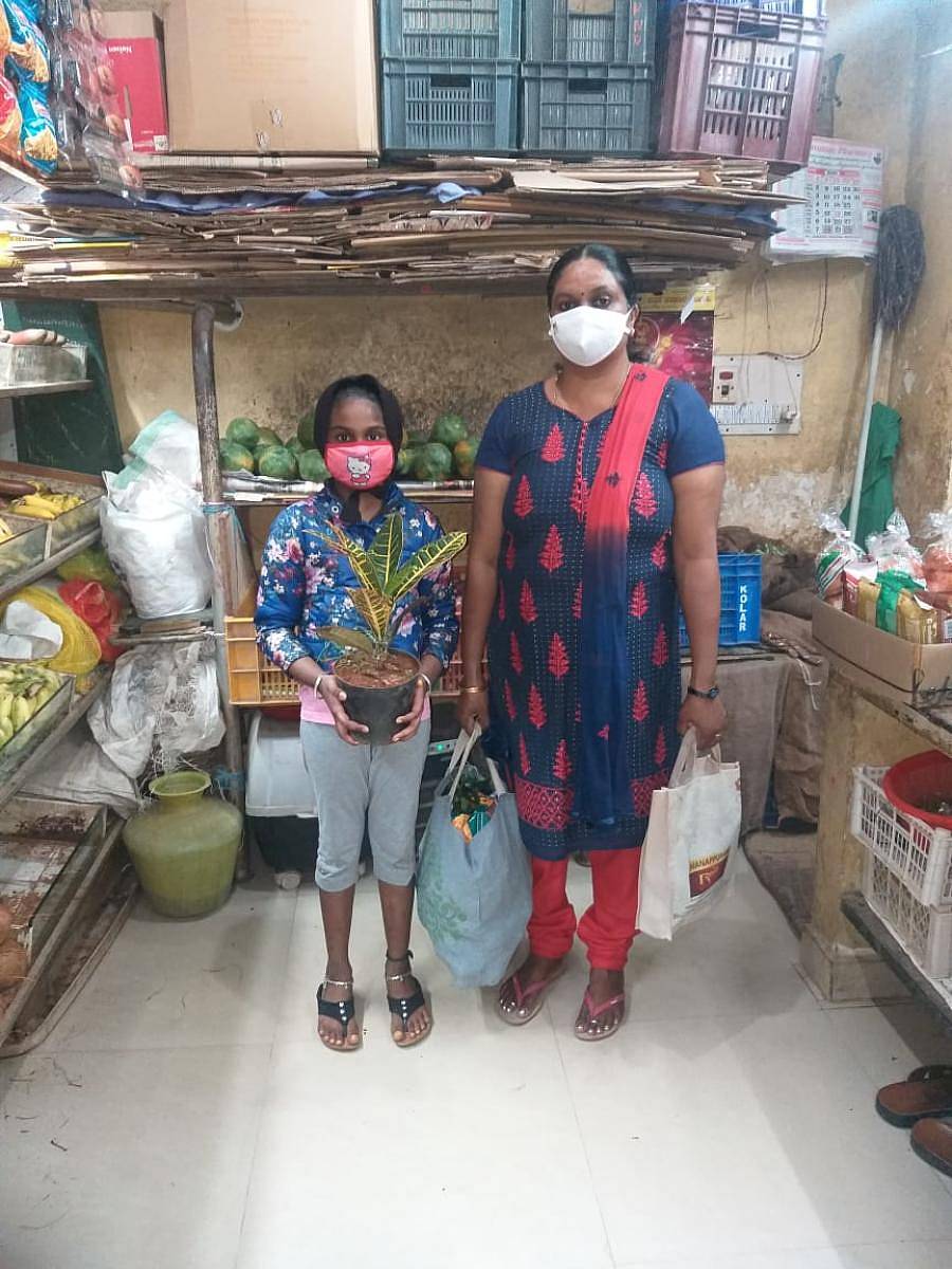 ಹಾಪ್‌ಕಾಮ್ಸ್‌ನಿಂದ ಸಸಿ ಸ್ವೀಕರಿಸಿದ ಗ್ರಾಹಕರು