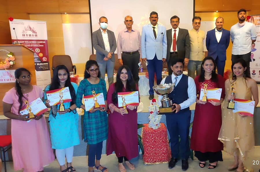 ಶೈಕ್ಷಣಿಕವಾಗಿ ಅತ್ಯುತ್ತಮ ಸಾಧನೆ ಮಾಡಿದ ವಿದ್ಯಾರ್ಥಿಗಳಿಗೆ ಪ್ರತಾಪ್ ದೇಸಾಯಿ ಅವರು ಪ್ರಮಾಣಪತ್ರ ವಿತರಿಸಿದರು. ಗಣ್ಯರು ಮತ್ತು ಕಾಲೇಜು ಬೋಧಕ ಸಿಬ್ಬಂದಿ ಇದ್ದಾರೆ