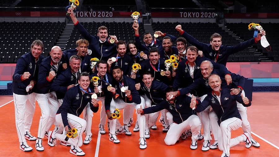 ಚಿನ್ನದ ಪದಕ ಜಯಿಸಿದ ಫ್ರಾನ್ಸ್ ಆಟಗಾರರು ವಿಜಯ ವೇದಿಕೆಯಲ್ಲಿ ಸಂಭ್ರಮಿಸಿದರು –ರಾಯಿಟರ್ಸ್ ಚಿತ್ರ