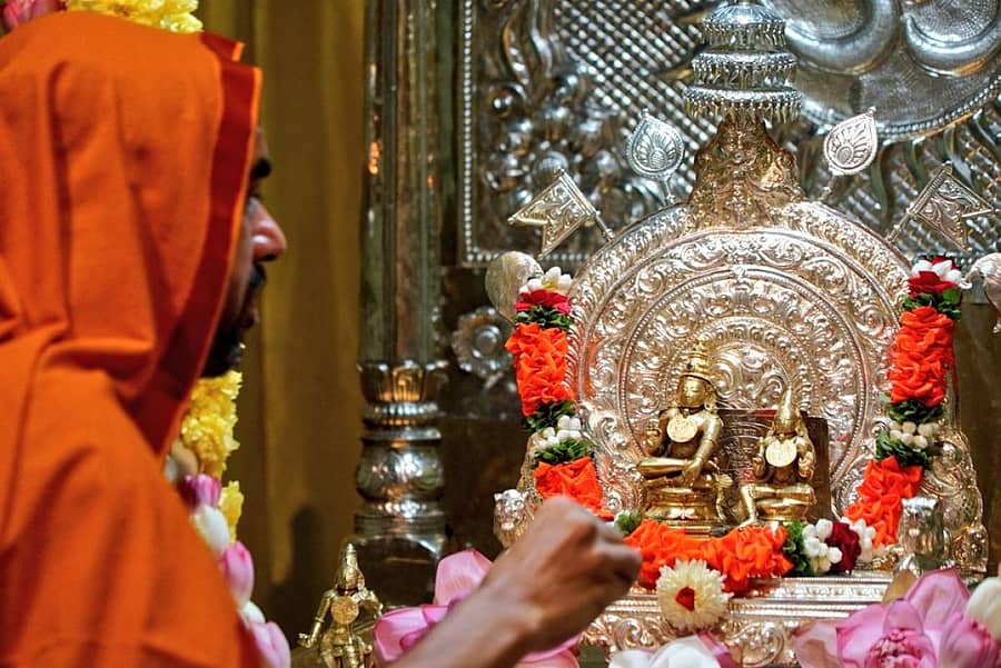 ರಾಮ ಮತ್ತು ಸೀತೆಯ ಮೂರ್ತಿಗಳಿಗೆ ರಾಘವೇಶ್ವರ ಭಾರತಿ ಸ್ವಾಮೀಜಿ ಪೂಜೆ ಸಲ್ಲಿಸಿದರು.