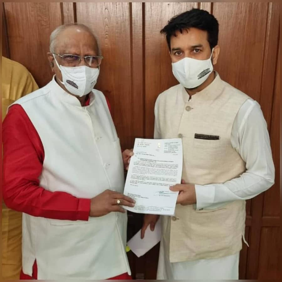 ದಾವಣಗೆರೆಯ ಜಿಲ್ಲಾ ಕ್ರೀಡಾಂಗಣಕ್ಕೆ ಸಿಂಥೆಟಕ್ ಟ್ರ್ಯಾಕ್ ಸೌಲಭ್ಯ ಕಲ್ಪಿಸುವಂತೆ ಆಗ್ರಹಿಸಿ ಸಂಸದ ಜಿ.ಎಂ. ಸಿದ್ದೇಶ್ವರ ಅವರು ಕೇಂದ್ರ ಯುವಜನ ಸಬಲೀಕರಣ ಮತ್ತು ಕ್ರೀಡಾ ಸಚಿವ ಅನುರಾಗ್ಸಿಂಗ್ ಠಾಕೂರ್ ಅವರಿಗೆ ಮನವಿ ಸಲ್ಲಿಸಿದರು.