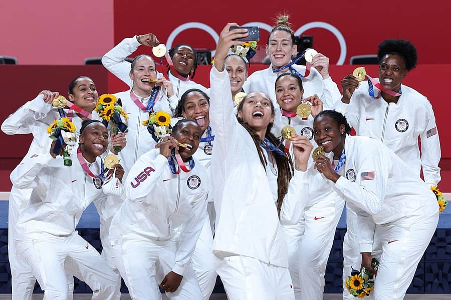 ಚಿನ್ನದ ಪದಕ ಜಯಿಸಿದ ಖುಷಿಯಲ್ಲಿ ಅಮೆರಿಕ ತಂಡದ ಆಟಗಾರ್ತಿಯರು –ಎಎಫ್ಪಿ ಚಿತ್ರ