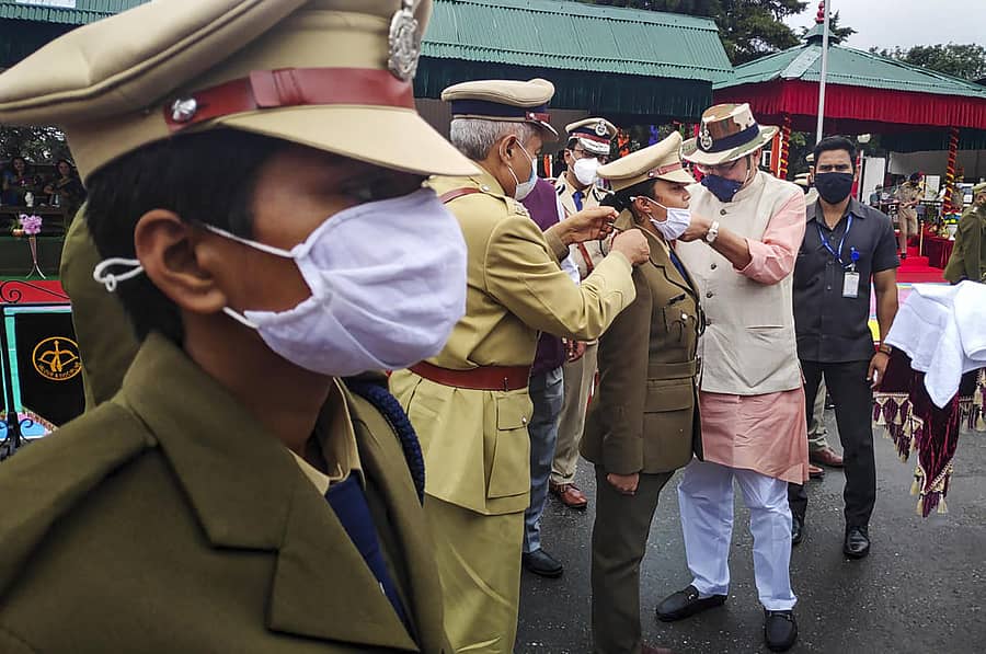 ಐಟಿಬಿಪಿಗೆ ಸೇರ್ಪಡೆಯಾದ ಪ್ರಕೃತಿ ಮತ್ತು ದೀಕ್ಷಾ ಅವರಿಗೆ ಅಸಿಸ್ಟಂಟ್‌ ಕಮಾಂಡಂಟ್‌ ರ‍್ಯಾಂಕ್‌ನ ಪಟ್ಟಿಯನ್ನು ಉತ್ತರಾಖಂಡ ಮುಖ್ಯಮಂತ್ರಿ ಪುಷ್ಕರ್‌ ಸಿಂಗ್‌ ಧಾಮಿ ಲಗತ್ತಿಸಿದರು ಪಿಟಿಐ ಚಿತ್ರ