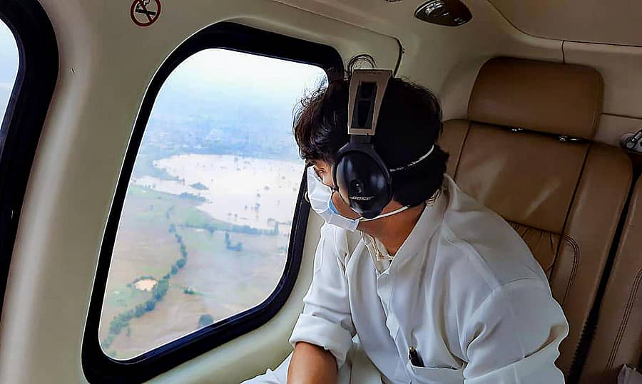 ಮಧ್ಯಪ್ರದೇಶದ ಗ್ವಾಲಿಯರ್‌– ಚಂಬಲ್‌ ಪ್ರದೇಶದಲ್ಲಿ ಪ್ರವಾಹದಿಂದ ಉಂಟಾದ ಹಾನಿಯ ಬಗ್ಗೆ ಸಚಿವ ಜೋತಿರಾದಿತ್ಯ ಸಿಂಧಿಯಾ ಅವರು ವೈಮಾನಿಕ ಸಮೀಕ್ಷೆ ನಡೆಸಿದರು.