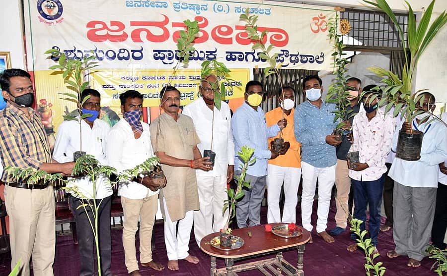 ಬೀದರ್ನ ಜನಸೇವಾ ಶಾಲೆಯಲ್ಲಿ ಭಾನುವಾರ ಕಲ್ಯಾಣ ಕರ್ನಾಟಕ ಮಾನವ ಸಂಪನ್ಮೂಲ, ಕೃಷಿ ಹಾಗೂ ಸಾಂಸ್ಕೃತಿಕ ಸಂಘದ ವತಿಯಿಂದ ವಿವಿಧ ತಳಿಯ ಸಸಿಗಳು ವಿತರಣೆ ಕಾರ್ಯಕ್ರಮಕ್ಕೆ ಕೃಷಿ ಇಲಾಖೆಯ ಸಹಾಯಕ ನಿರ್ದೇಶಕ ಶರತ್ ಚಾಲನೆ ನೀಡಿದರು. ರೇವಣಸಿದ್ದಪ್ಪ ಜಲಾದೆ, ಬಿ.ಎಸ್. ಕುದರೆ, ಮಂಠಾಳೆ, ಗುರುನಾಥ ರಾಜಗೀರಾ ಇದ್ದಾರೆ