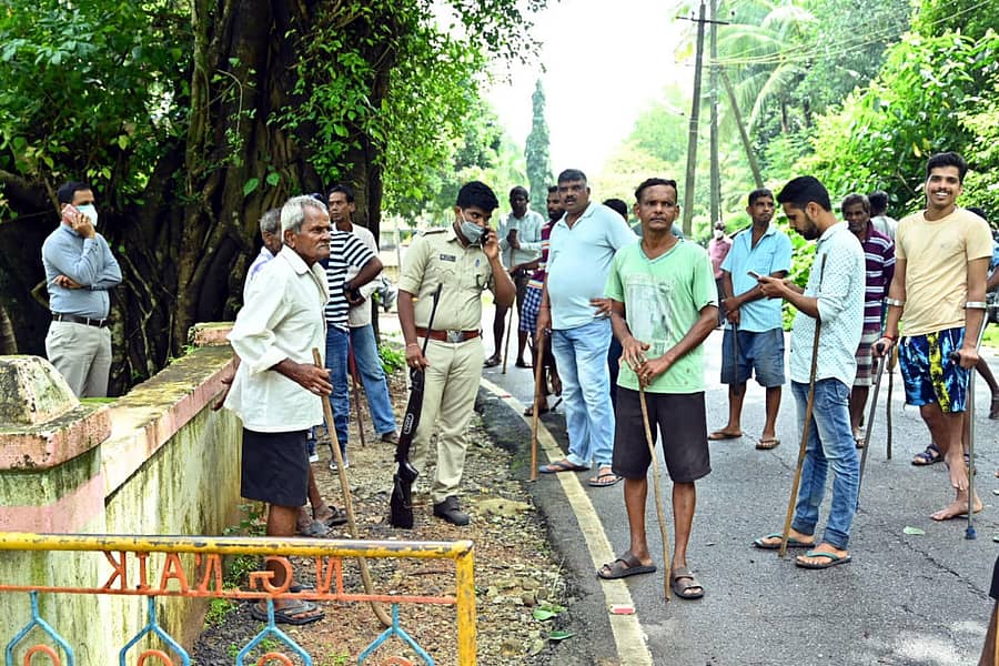 ಕಾರವಾರ ತಾಲ್ಲೂಕಿನ ಕಿನ್ನರ ಗ್ರಾಮದಲ್ಲಿ ದಾಳಿ ಮಾಡುತ್ತಿರುವ ಕೋತಿಯನ್ನು ಓಡಿಸಲು ಗ್ರಾಮಸ್ಥರು ಭಾನುವಾರ ದೊಣ್ಣೆಗಳನ್ನು ಹಿಡಿದು ನಿಂತಿದ್ದರು. ಅರಣ್ಯ ಇಲಾಖೆ ಸಿಬ್ಬಂದಿ ಕೂಡ ಇದ್ದಾರೆ