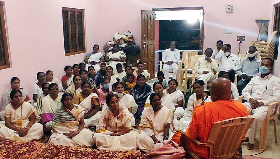 ಬ್ಯಾಂಕ್ ಕಾಲೊನಿಯ ಸಿದ್ಧಾರ್ಥ ಬುದ್ಧ ವಿಹಾರದಲ್ಲಿ ಆಯೋಜಿಸಿದ್ದ ವರ್ಷ ವಾಸದ 12ನೇ ದಿನದ ಕಾರ್ಯಕ್ರಮದಲ್ಲಿ ಆಣದೂರಿನ ವರಜ್ಯೋತಿ ಭಂತೆ ಪ್ರವಚನ ನೀಡಿದರು