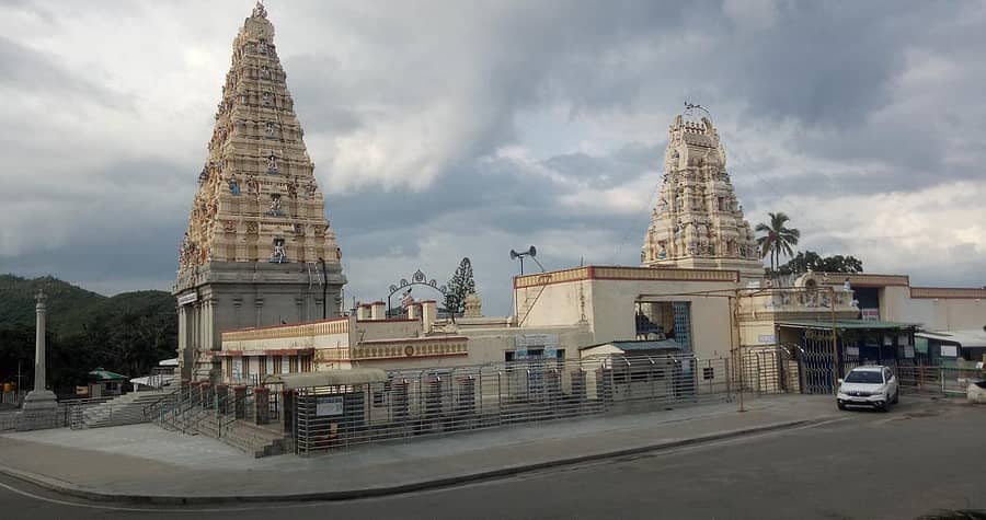 ಭೀಮನ ಅಮಾವಾಸ್ಯೆ ದಿನವಾದ ಭಾನುವಾರ ಮಲೆ ಮಹದೇಶ್ವರ ಸ್ವಾಮಿ ದೇವಾಲಯದ ಆವರಣವು ಭಕ್ತರಿಲ್ಲದೇ ಬಿಕೊ ಎನ್ನುತ್ತಿತ್ತು