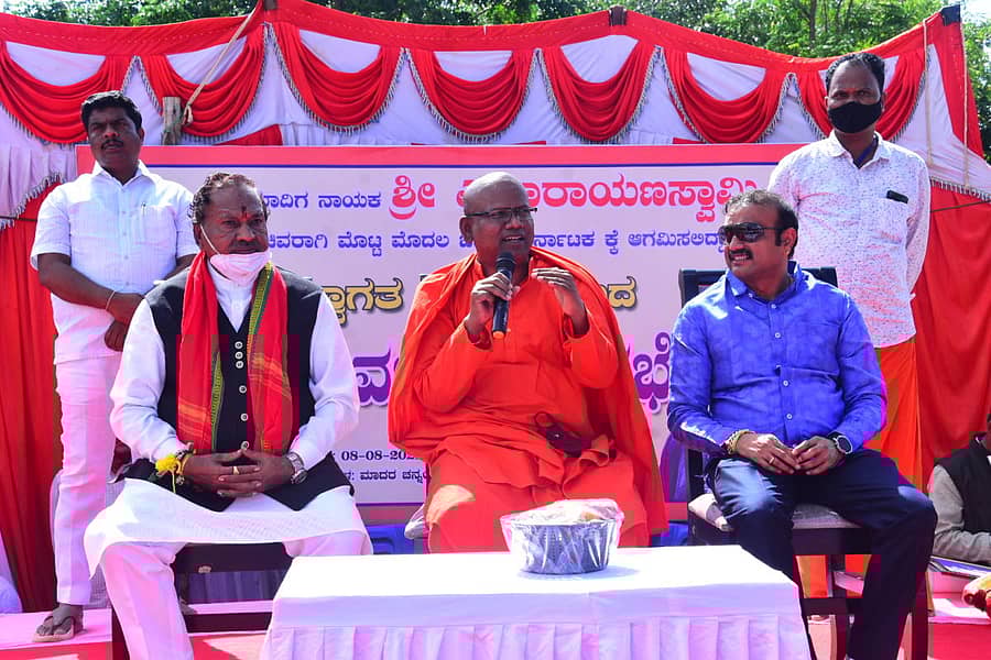 ಚಿತ್ರದುರ್ಗದ ಶಿವಶರಣ ಮಾದಾರ ಚನ್ನಯ್ಯ ಗುರುಪೀಠದಲ್ಲಿ ಭಾನುವಾರ ನಡೆದ ಸಮಾರಂಭದಲ್ಲಿ ಬಸವಮೂರ್ತಿ ಮಾದಾರ ಚನ್ನಯ್ಯ ಸ್ವಾಮೀಜಿ ಮಾತನಾಡಿದರು. ಗ್ರಾಮೀಣಾಭಿವೃದ್ಧಿ ಸಚಿವ ಕೆ.ಎಸ್.ಈಶ್ವರಪ್ಪ, ಅವರ ಪುತ್ರ ಕೆ.ಇ.ಕಾಂತೇಶ್ ಇದ್ದಾರೆ.