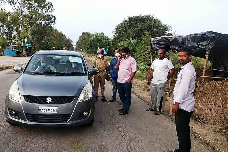 ಗುರುಮಠಕಲ್ನ ಇಟ್ಕಾಲ್ ಗೇಟ್ ಬಳಿಯ ಚೆಕ್ಪೋಸ್ಟ್ಗೆ ಭಾನುವಾರ ತಹಶೀಲ್ದಾರ್ ಶರಣಬಸವ ರಾಣಪ್ಪ ತೆರಳಿ ಗಡಿಯಲ್ಲಿನ ತಪಾಸಣೆ ಪರಿಶೀಲಿಸಿದರು