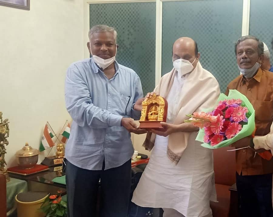 ಬೆಳಗಾವಿ ಜಿಲ್ಲಾ ಕನ್ನಡ ಸಂಘಟನೆಗಳ ಕ್ರಿಯಾ ಸಮಿತಿ ಅಧ್ಯಕ್ಷ ಅಶೋಕ ಚಂದರಗಿ ನೇತೃತ್ವದ ನಿಯೋಗ ಮುಖ್ಯಮಂತ್ರಿ ಬಸವರಾಜ ಬೊಮ್ಮಾಯಿ ಅವರನ್ನು ಬೆಂಗಳೂರಿನಲ್ಲಿ ಭಾನುವಾರ ಭೇಟಿಯಾಯಿತು