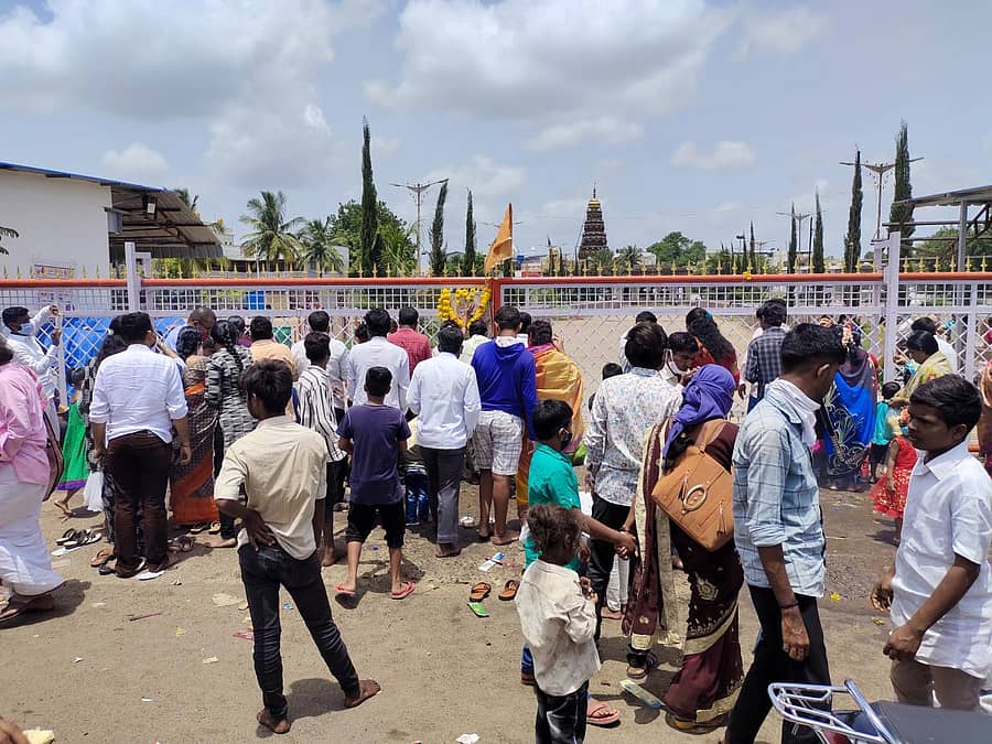 ಕಲಬುರ್ಗಿಯಲ್ಲಿ ಭಾನುವಾರ ಶರಣಬಸವೇಶ್ವರ ದೇವಸ್ಥಾನದ ಗೇಟ್ ಮುಚ್ಚಿದ್ದರಿಂದ ಭಕ್ತರು ರಸ್ತೆ ಪಕ್ಕದಲ್ಲೇ ಪೂಜೆ ಸಲ್ಲಿಸಿದರು